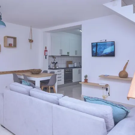 Sunrise House- 4 Bedroom House With Amazing Sunrise Over The Sea 8 Guests Vila Franca do Campo